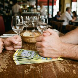 découvrez l'émotion d'une première fois partagée autour d'une table de restaurant, où le jeu du loto devient le prélude à un événement bouleversant et inattendu.
