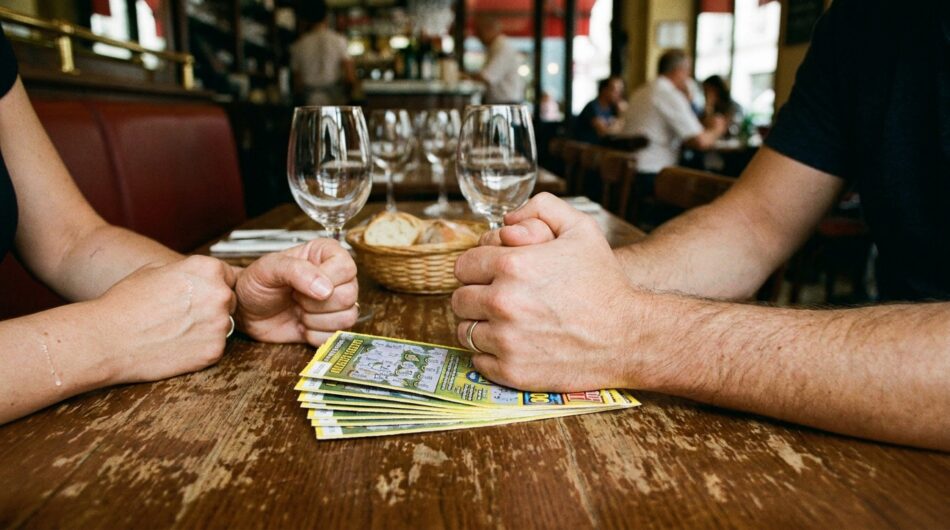 découvrez l'émotion d'une première fois partagée autour d'une table de restaurant, où le jeu du loto devient le prélude à un événement bouleversant et inattendu.