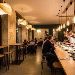 découvrez comment le restaurant l’essentiel à poitiers se réinvente après huit années d’activité, prêt à écrire un nouveau chapitre gastronomique alliant tradition et innovation.