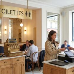 découvrez pourquoi la loi ne garantit pas systématiquement l'accès aux restaurants et ce que cela signifie pour vos droits en matière de restauration.