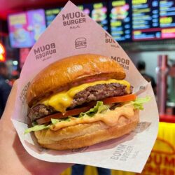 une chaîne de burgers toulousaine met en garde contre l'usurpation de son nom par un restaurant au maroc et appelle à une action urgente pour protéger sa marque.