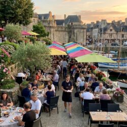 découvrez à vannes un bar-restaurant au charme unique, offrant une terrasse-jardin idyllique au bord de l'eau, idéal pour savourer un moment de détente et de gourmandise.