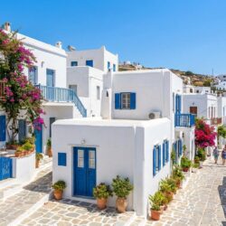 partez à la découverte de 4 îles grecques ensoleillées à moins de 500 € ! adieu athènes, explorez ces paradis méditerranéens dès aujourd'hui.
