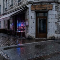 à aix-les-bains, un homme de 27 ans sans domicile a tenté de s’introduire dans un restaurant. découvrez les circonstances de l’incident.