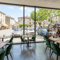 après avoir participé au mythique circuit des 24 heures du mans, yves se lance un nouveau défi en reprenant un autre restaurant, alliant passion pour la course et gastronomie.