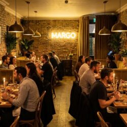 découvrez « comble à chaque service », le nouveau restaurant près de tours qui séduit les clients midi et soir. une ambiance conviviale et une cuisine savoureuse attirent une foule grandissante à chaque service.