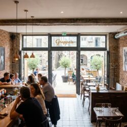 découvrez en images grappa, le nouveau restaurant-bar italien xxl aux portes de rennes, pour une expérience culinaire et conviviale unique.