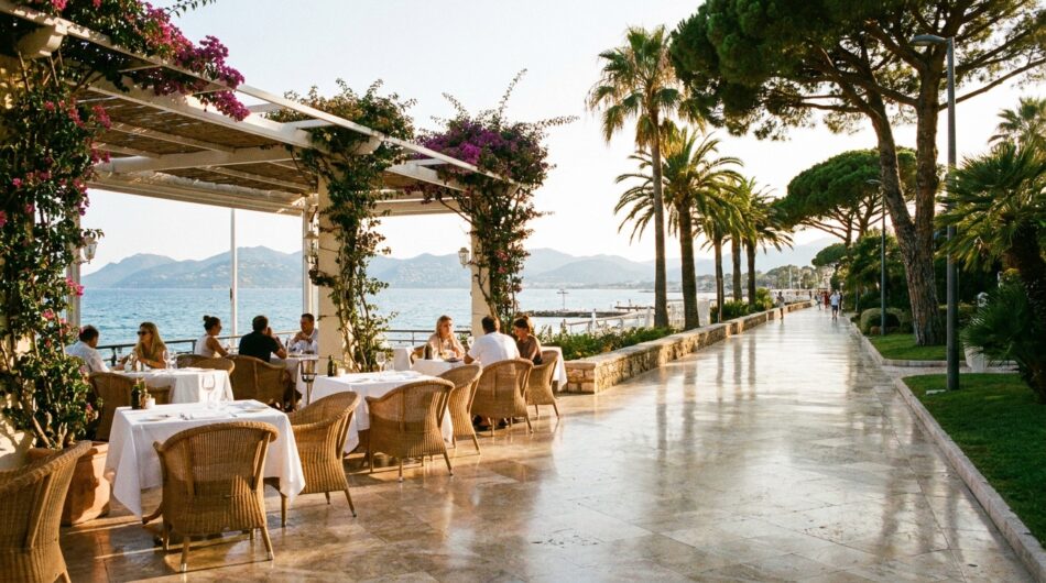 découvrez l'escapade secrète d'elton john sur une île près de cannes, où une table exclusive les a conquis lors d'un moment inoubliable en france.