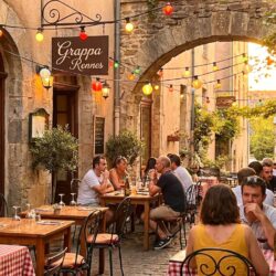 découvrez grappa, l'italian social club près de rennes : une guinguette conviviale, un bar de nuit animé et un restaurant authentique pour des soirées inoubliables entre amis.