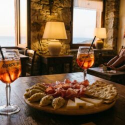 un restaurant a expulsé des clients pour une faible commande, affirmant : « ici, on mange, on ne fait pas que boire ». découvrez les raisons de cette polémique.