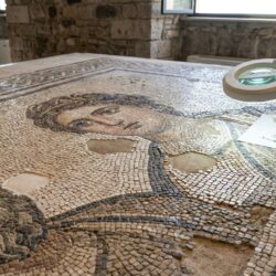 découvrez l'inauguration du nouveau musée des thermes de trajan, avec la redécouverte exceptionnelle de la grande mosaïque et de la ville peinte restaurées, témoins de l'art et de l'histoire antiques.