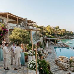 découvrez l'inauguration d'un hôtel-boutique en bord de mer avec spa sur l'île pittoresque de samos en grèce, alliant confort, luxe et panorama exceptionnel.