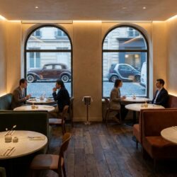 découvrez les raisons derrière la fermeture annoncée d'un restaurant parisien doublement étoilé et le déclin du fine dining à paris.