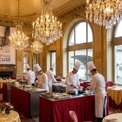 le mythique restaurant de paul bocuse rouvre ses portes ce samedi pour une renaissance gourmande exceptionnelle. ne manquez pas l'occasion de redécouvrir les saveurs emblématiques de la cuisine française.