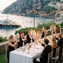 découvrez l'histoire captivante d'un milliardaire en méditerranée qui quitte son somptueux superyacht pour un dîner exclusif avec ses invités triés sur le volet.