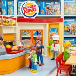 découvrez comment l'arrivée de burger king dans l'univers playmobil a déclenché une controverse remarquée, mêlant passion des collectionneurs et marketing audacieux.