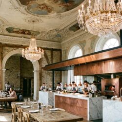 découvrez comment un couple passionné a réalisé leur rêve en ouvrant un restaurant unique au cœur d'une bâtisse historique pleine de charme et d'histoire.