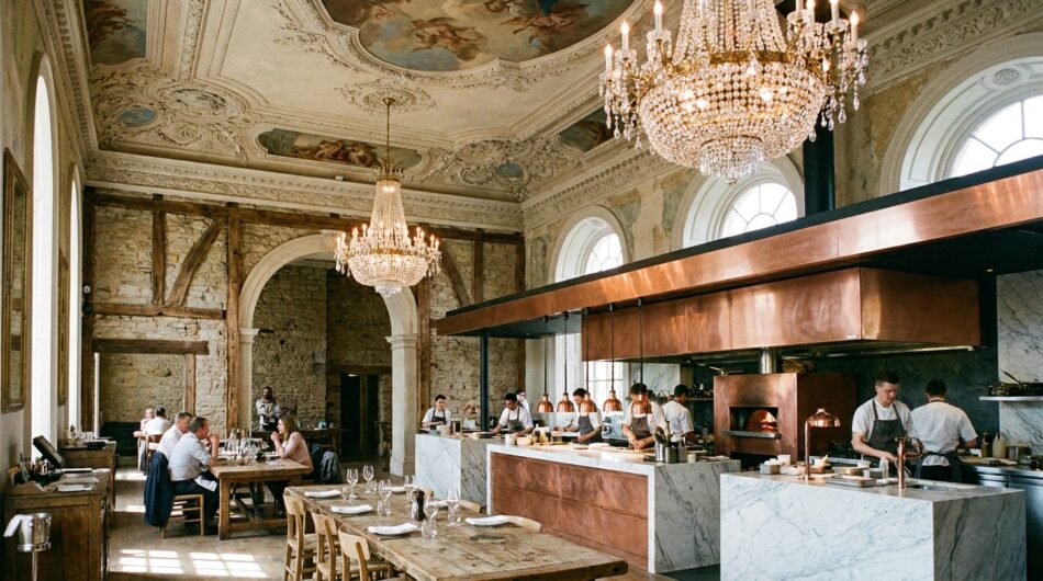 découvrez comment un couple passionné a réalisé leur rêve en ouvrant un restaurant unique au cœur d'une bâtisse historique pleine de charme et d'histoire.