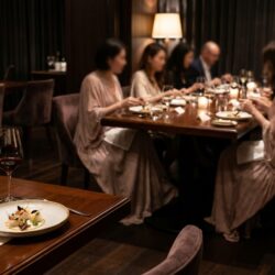 découvrez un dîner naturiste mensuel dans un restaurant gastronomique où l'art culinaire se savoure sans vêtements ni connotation sexuelle, pour une expérience unique et respectueuse.