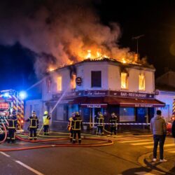 un violent incendie a ravagé un bar-restaurant près de bordeaux en pleine nuit. heureusement, aucune victime n'est à déplorer dans cet incendie spectaculaire.