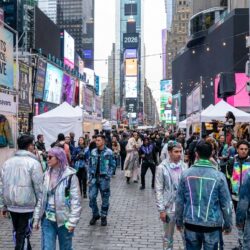 découvrez comment une fashion week et un défilé de mode renforcent l'esprit d'équipe et la collaboration entre commerçants locaux pour dynamiser leur activité.