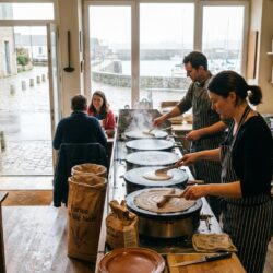 face aux difficultés économiques, ce restaurant bistronomique breton se réinvente pour préserver son activité et continuer à faire vivre sa cuisine.
