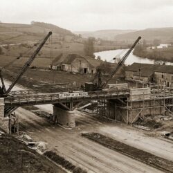 découvrez verdun il y a 50 ans : l'inauguration d'un pont-restaurant moderne sur l'autoroute et les inquiétudes liées aux projets de licenciements à venir.